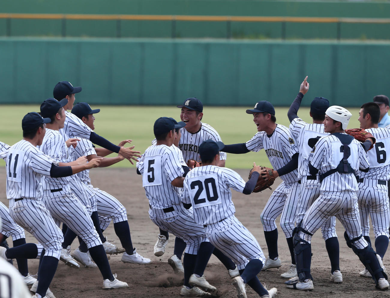 東筑対九州国際大付　優勝し歓喜の輪をつくる九州国際大付ナイン（撮影・冨田成美）