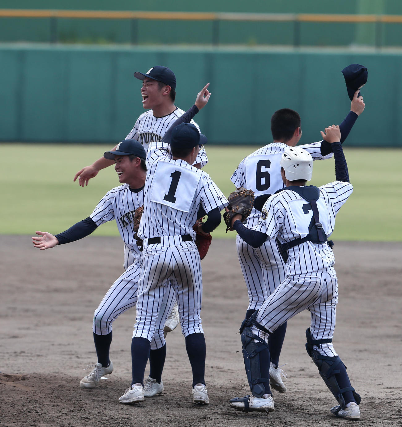 東筑対九州国際大付　優勝し歓喜の輪をつくる九州国際大付ナイン（撮影・冨田成美）