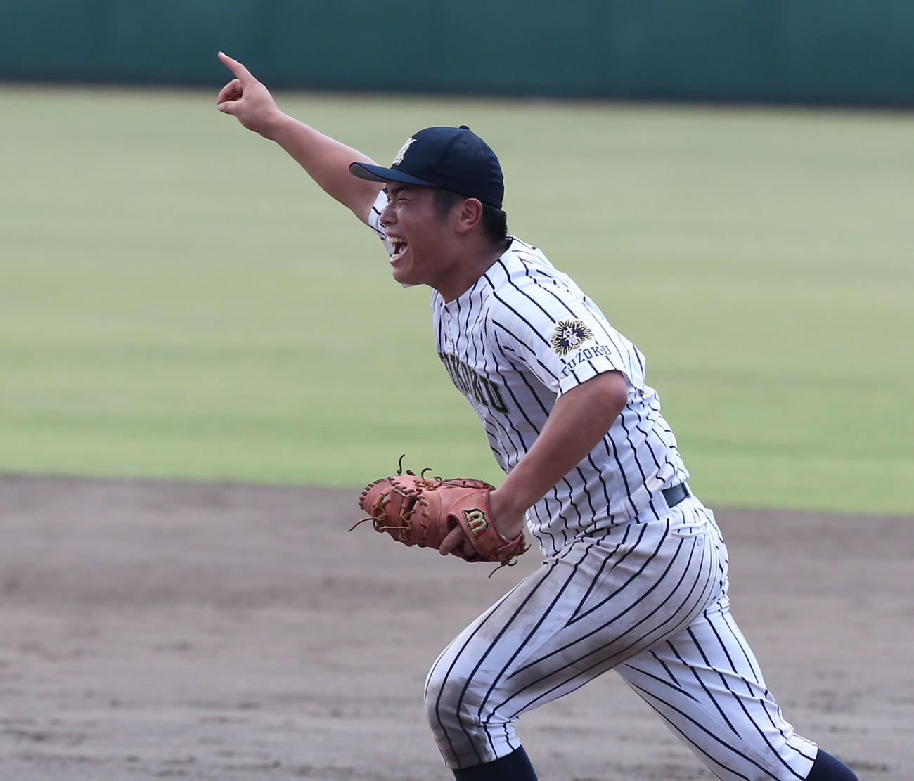 東筑対九州国際大付　優勝が決まりマウンドへ走る佐倉（撮影・冨田成美）