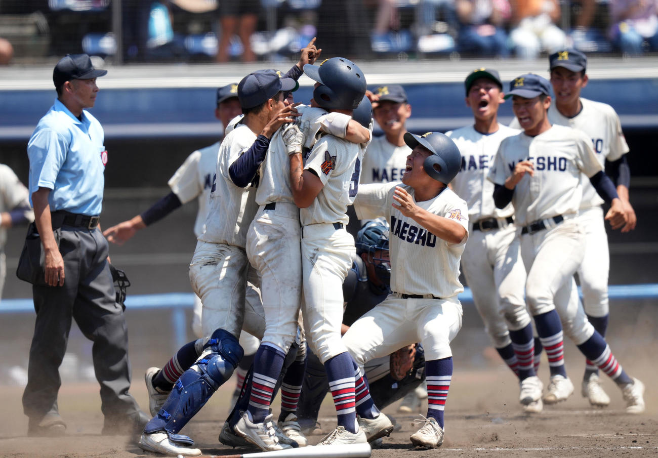 桐生第一対前橋商　サヨナラ勝ちで甲子園出場を果たし歓喜する前橋商ナイン（撮影・横山健太）