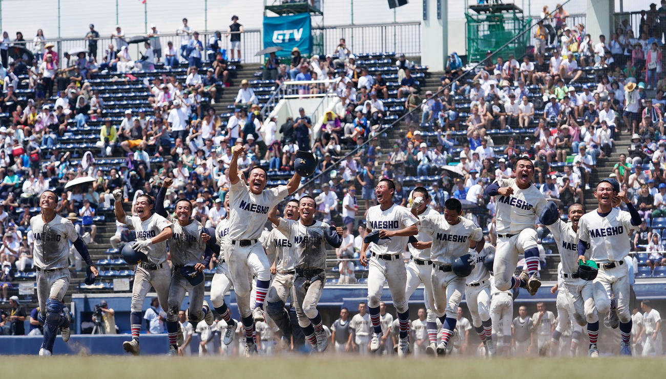 桐生第一対前橋商　サヨナラ勝ちで甲子園出場を果たしスタンドへ駆け出す前橋商ナイン（撮影・横山健太）