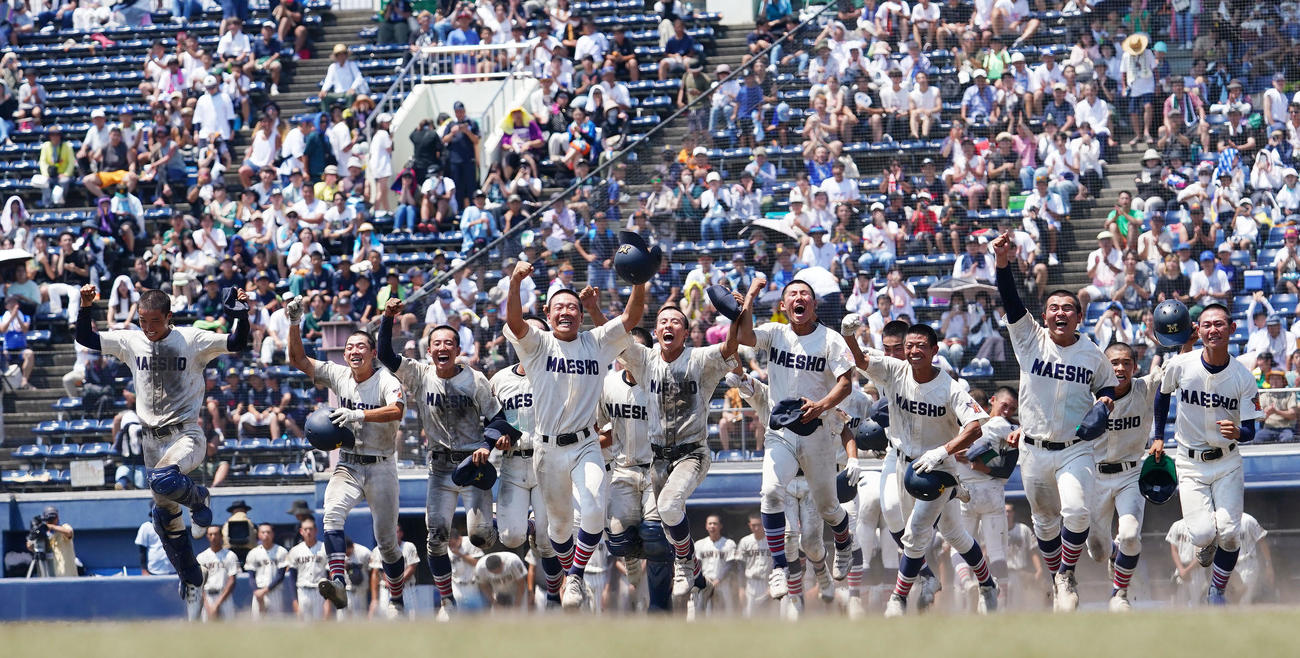 桐生第一対前橋商　サヨナラ勝ちで甲子園出場を果たし歓喜する前橋商ナイン（撮影・横山健太）