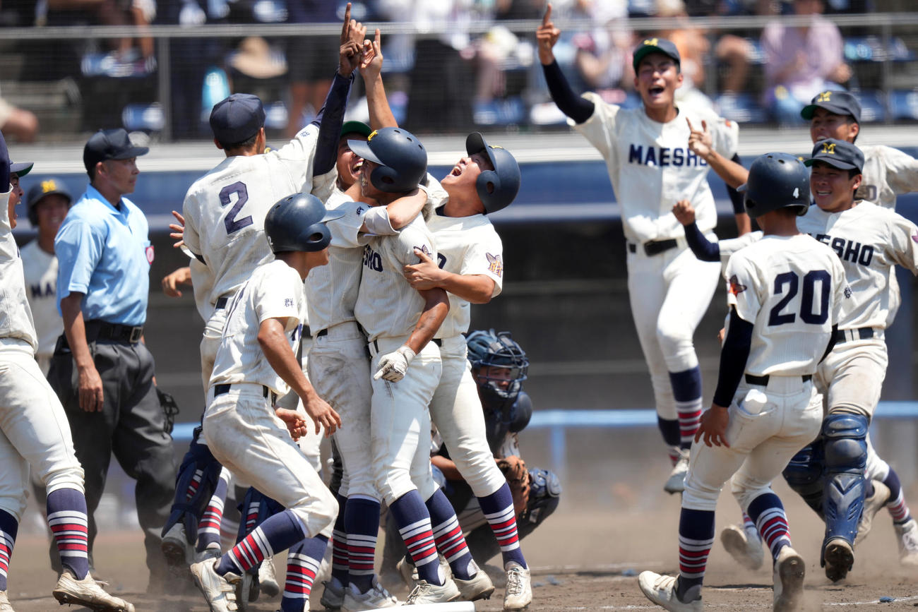 桐生第一対前橋商　サヨナラ勝ちで甲子園出場を果たし歓喜する前橋商ナイン（撮影・横山健太）