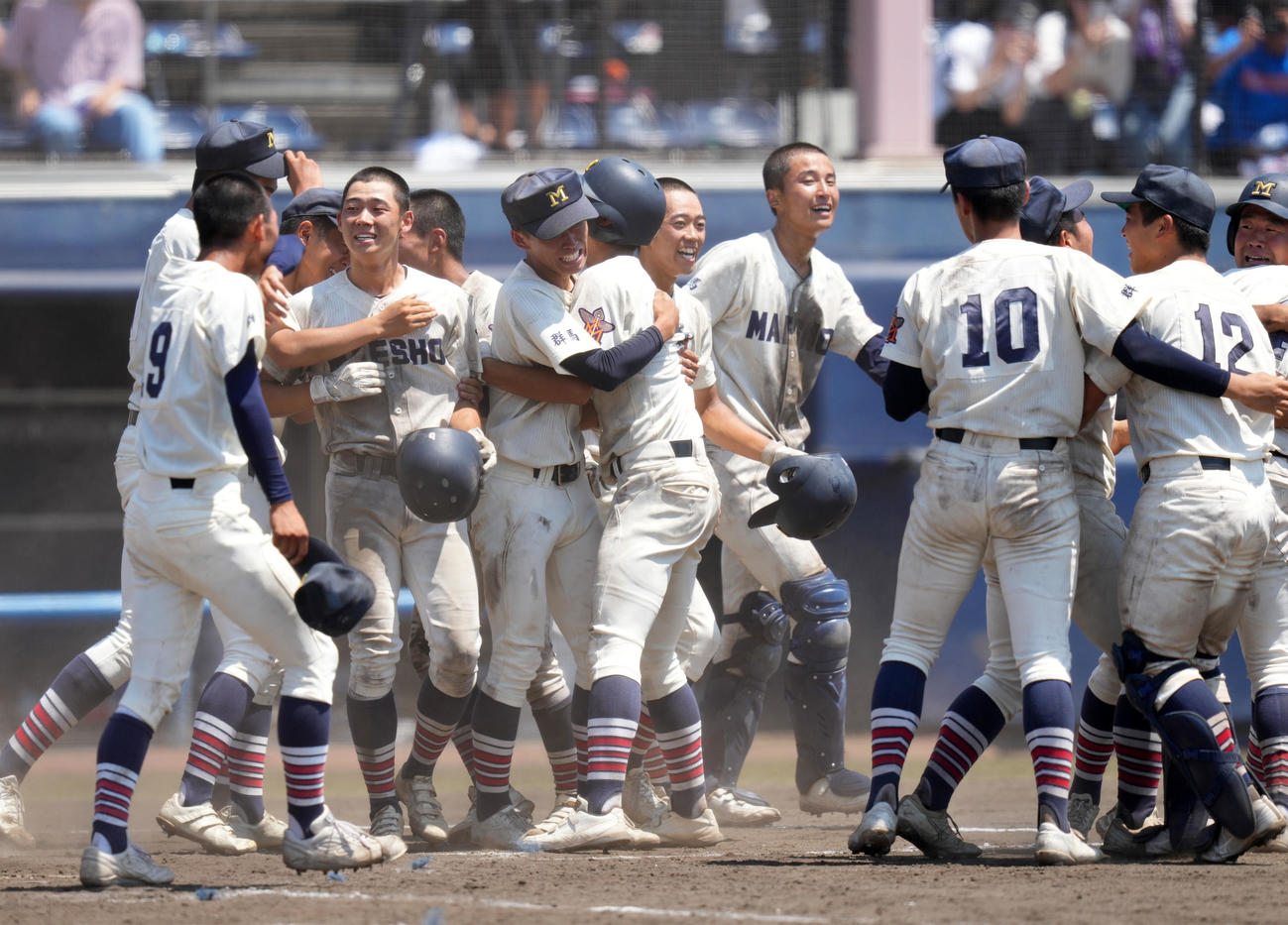 桐生第一対前橋商　サヨナラ勝ちで甲子園出場を果たし歓喜する前橋商ナイン（撮影・横山健太）