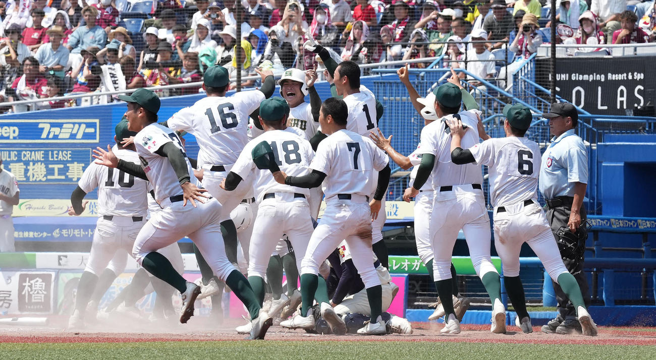 習志野対専大松戸　9回サヨナラ勝ちで優勝を決め、歓喜する専大松戸ナイン（撮影・鈴木みどり）