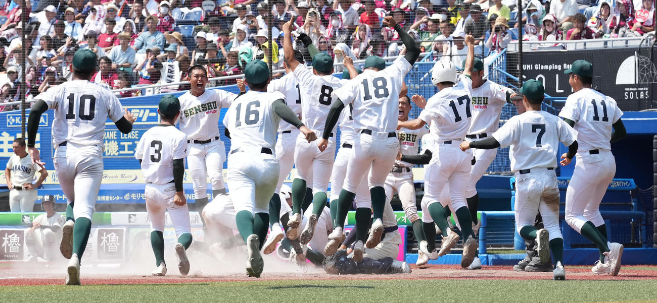習志野対専大松戸　9回サヨナラ勝ちで優勝を決め、歓喜する専大松戸ナイン（撮影・鈴木みどり）