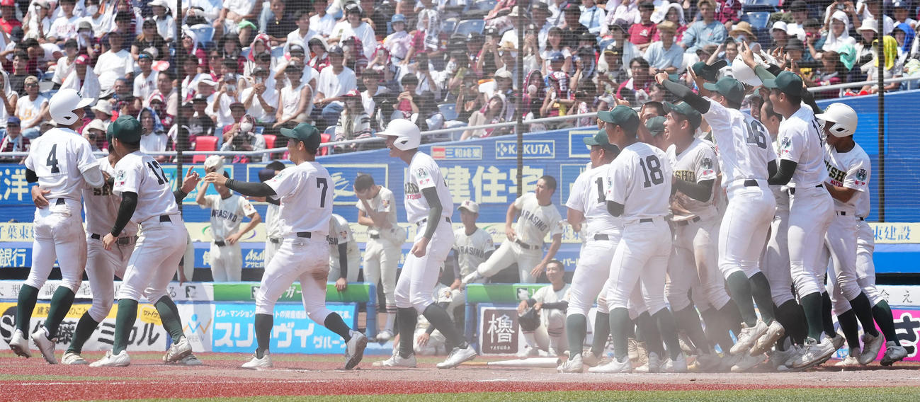 習志野対専大松戸　9回サヨナラ勝ちで優勝を決め、サヨナラ打を放った宮尾（左）を迎え歓喜する専大松戸ナイン（撮影・鈴木みどり）