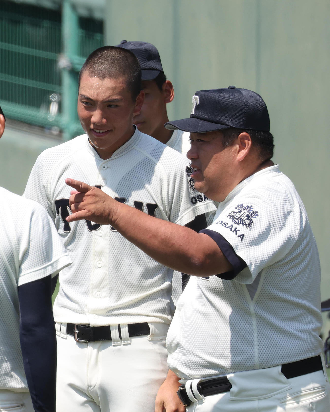 大体大浪商対大阪桐蔭　大体大浪商の2回表の攻撃を終えベンチ前で話す平嶋（左）と西谷監督（撮影・白石智彦）