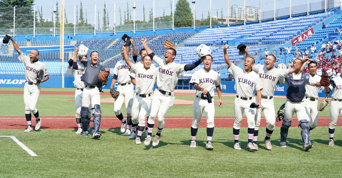 早大学院対日大鶴ヶ丘　決勝進出を果たしスタンドに走り出す日大鶴ケ丘ナイン（撮影・小沢裕）