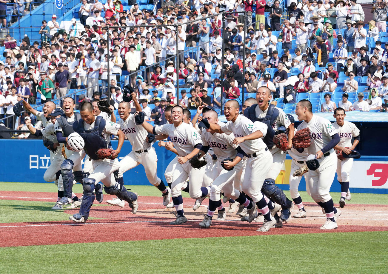 早大学院対日大鶴ヶ丘　決勝進出を果たしスタンドに走り出す日大鶴ケ丘ナイン（撮影・小沢裕）