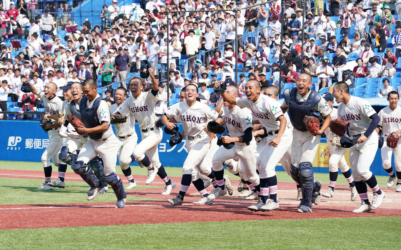 早大学院対日大鶴ヶ丘　決勝進出を果たしスタンドに走り出す日大鶴ケ丘ナイン（撮影・小沢裕）