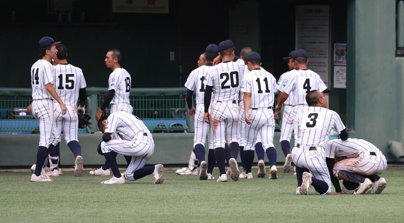 箕面学園対大阪偕星学園　タイブレークの末に箕面学園に敗れベンチ前で泣き崩れる大阪偕星学園ナイン（撮影・白石智彦）