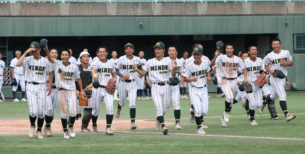 タイブレークの末に大阪偕星学園に勝利して笑顔でガッツポーズする箕面学園ナイン（撮影・白石智彦）