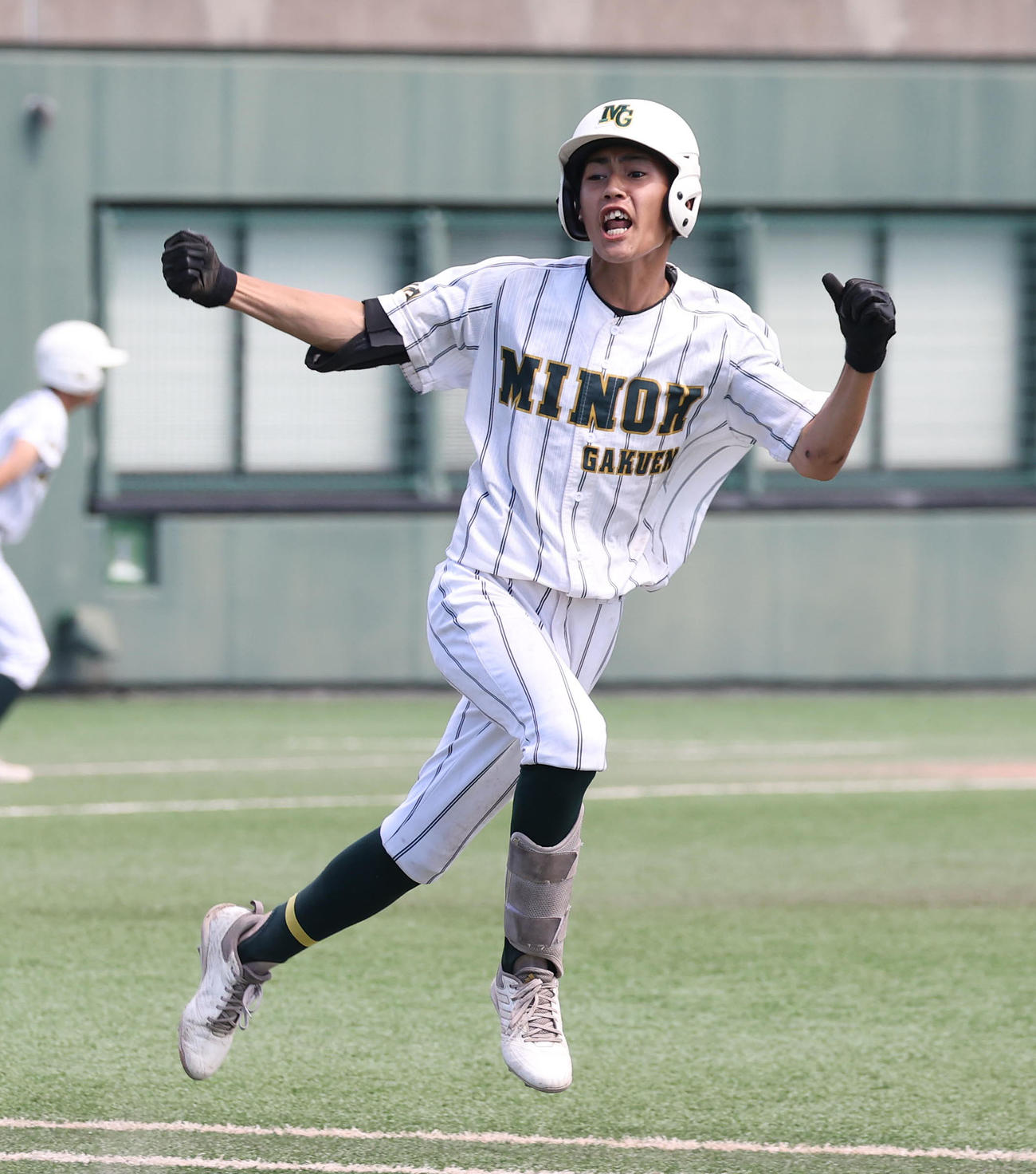 タイブレーク10回表箕面学園無死満塁、下山は左に勝ち越し適時打を放ちベンチに向かって雄たけびを上げる（撮影・白石智彦）