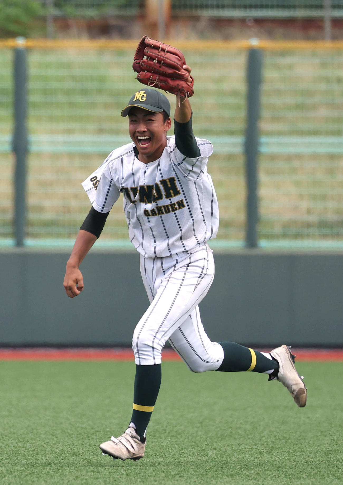 タイブレーク10回裏大阪偕星学園2死三塁、山田の中飛をキャッチしゲームセットとし笑顔を見せる角田（撮影・白石智彦）