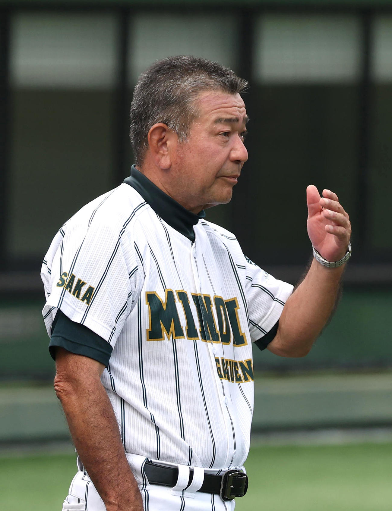 タイブレークの末に大阪偕星学園に勝利して脱帽する箕面学園・和田監督（撮影・白石智彦）