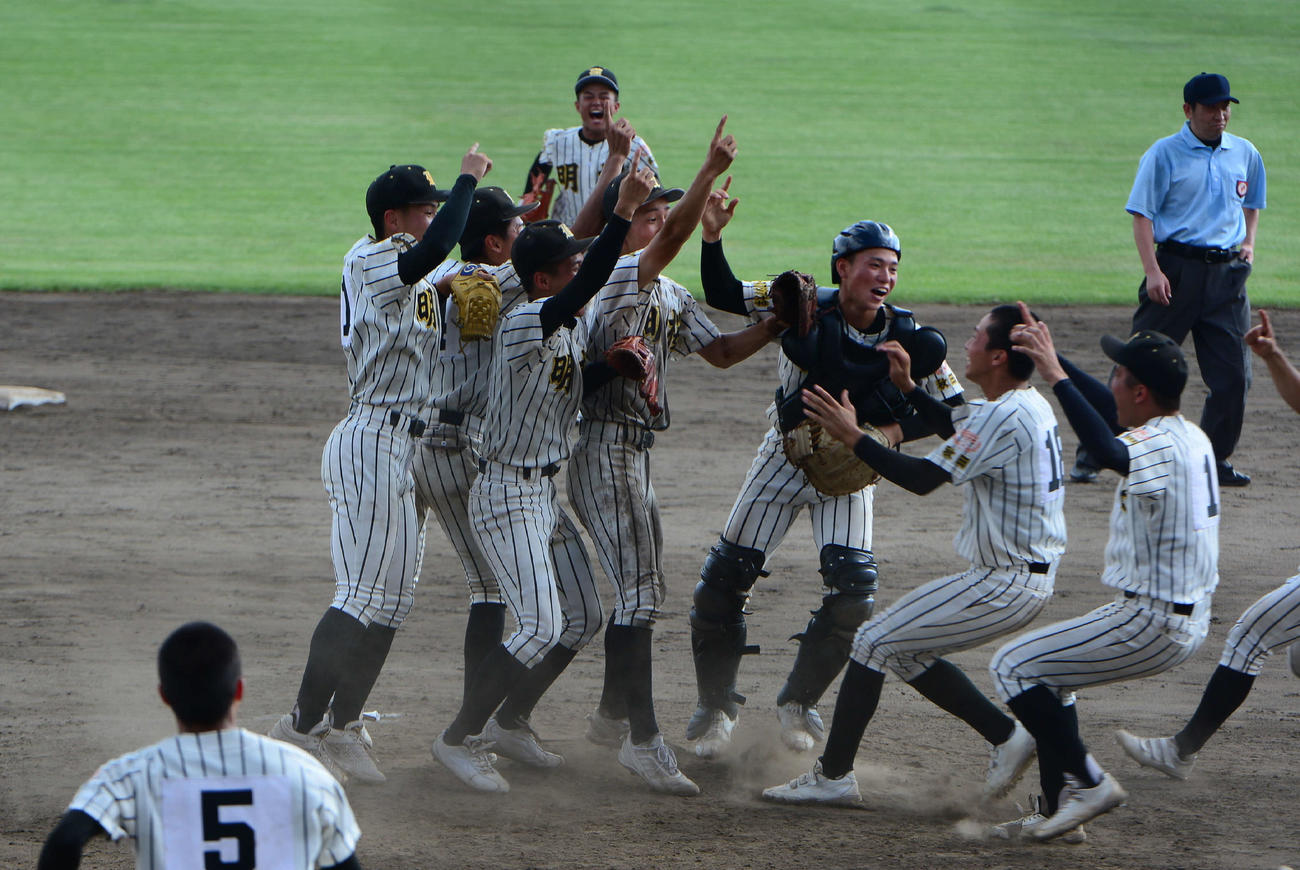 2年ぶり11度目の優勝を決め、歓喜するノースアジア大明桜ナイン（撮影・浦部歩）