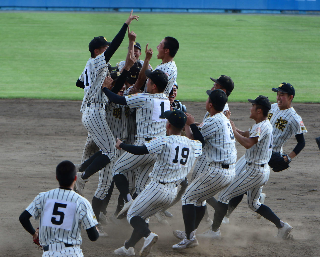 2年ぶり11度目の優勝を決め、歓喜するノースアジア大明桜ナイン（撮影・浦部歩）