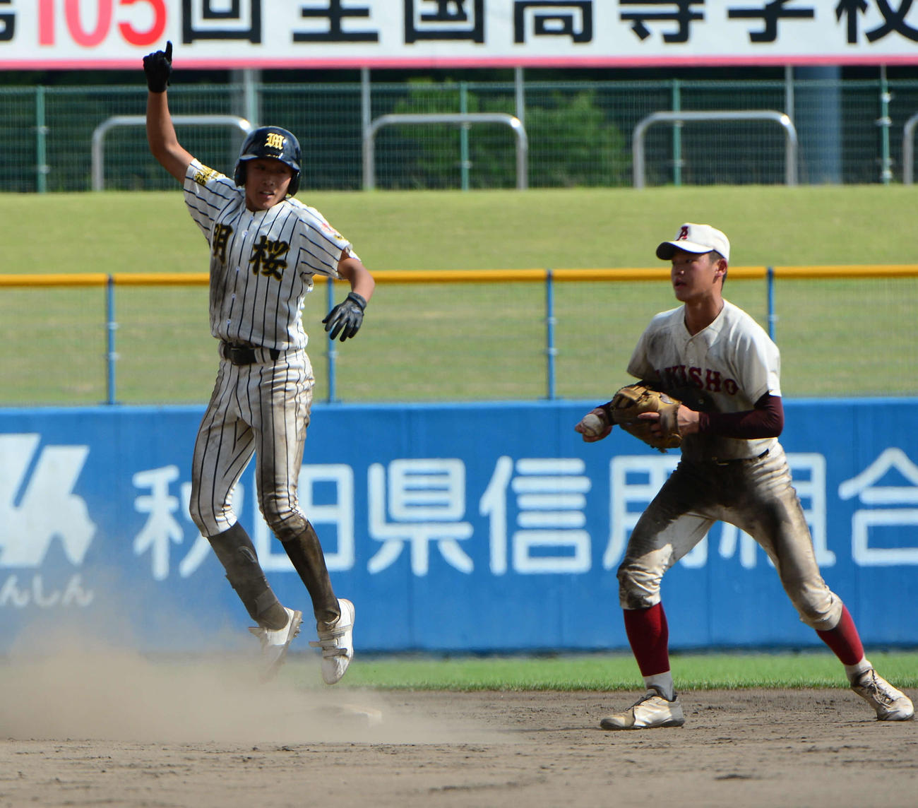 7回ノースアアジア大明桜2死満塁、右中間へ逆転の3点適時二塁打を放った土田はガッツポーズ（撮影・浦部歩）