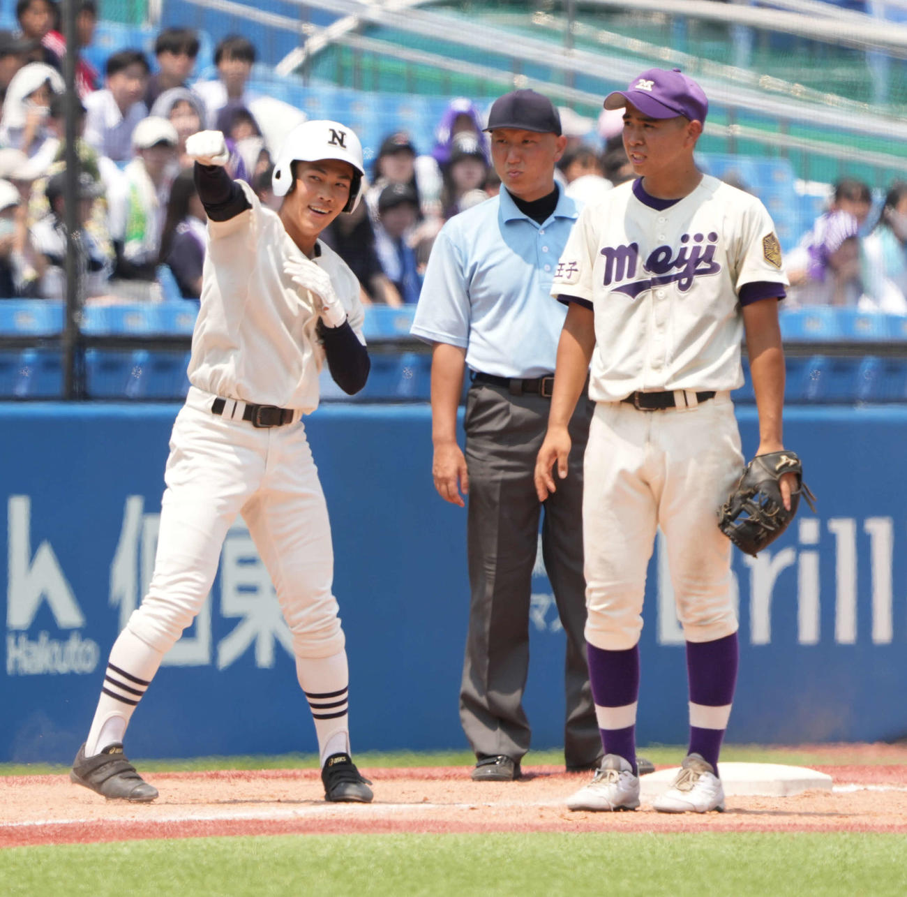 日大三対明大中野八王子　5回裏日大三2死満塁、池内（左）は走者一掃の3点適時三塁打を放ちガッツポーズ（撮影・小沢裕）