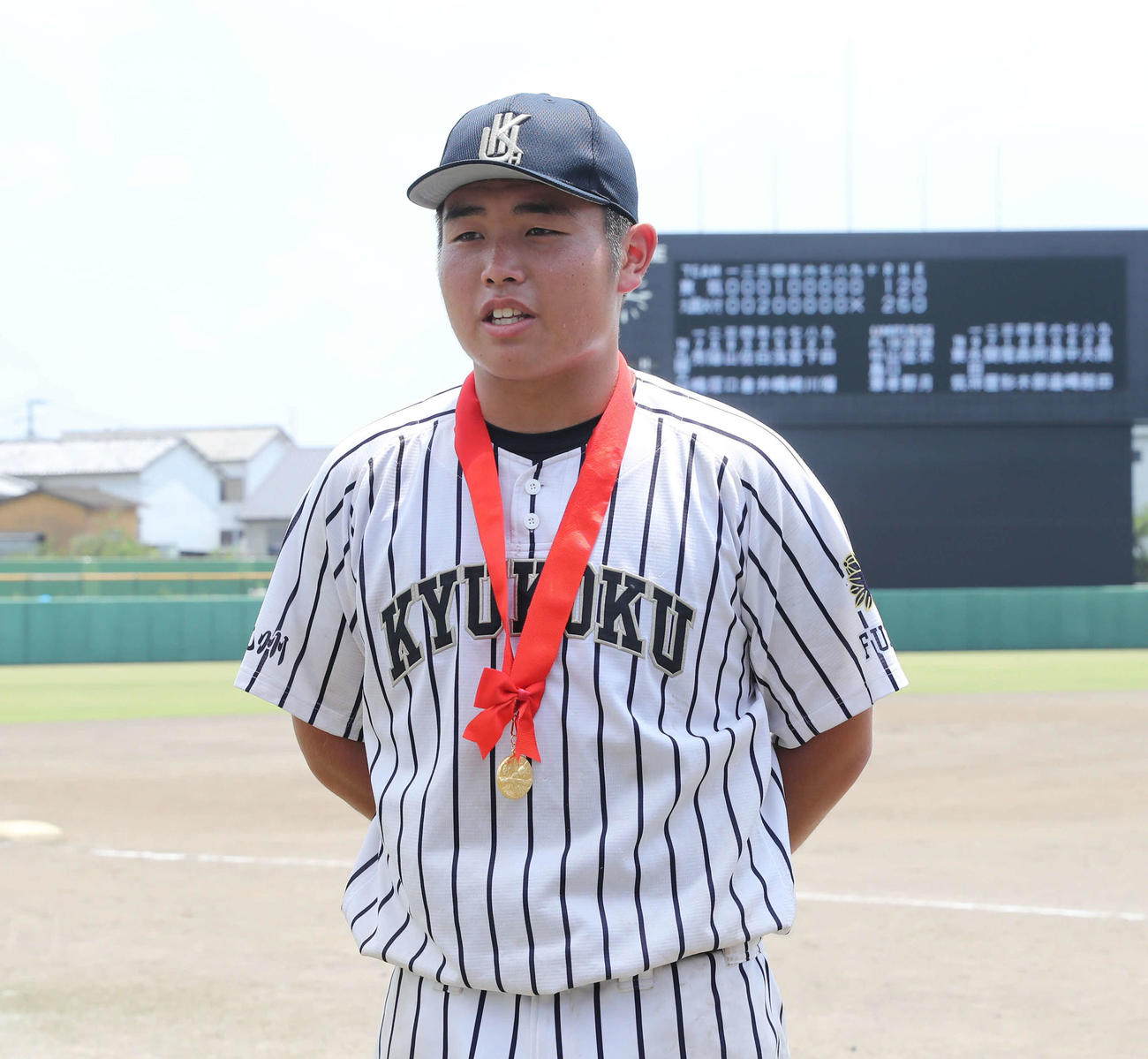 東筑対九州国際大付　優勝し取材を受ける九州国際大付・佐倉（撮影・冨田成美）