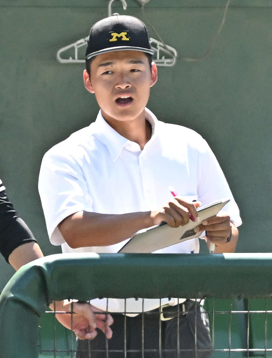 松商学園対上田西　戦況を見守る松商学園・岩下記録員（撮影・滝沢徹郎）