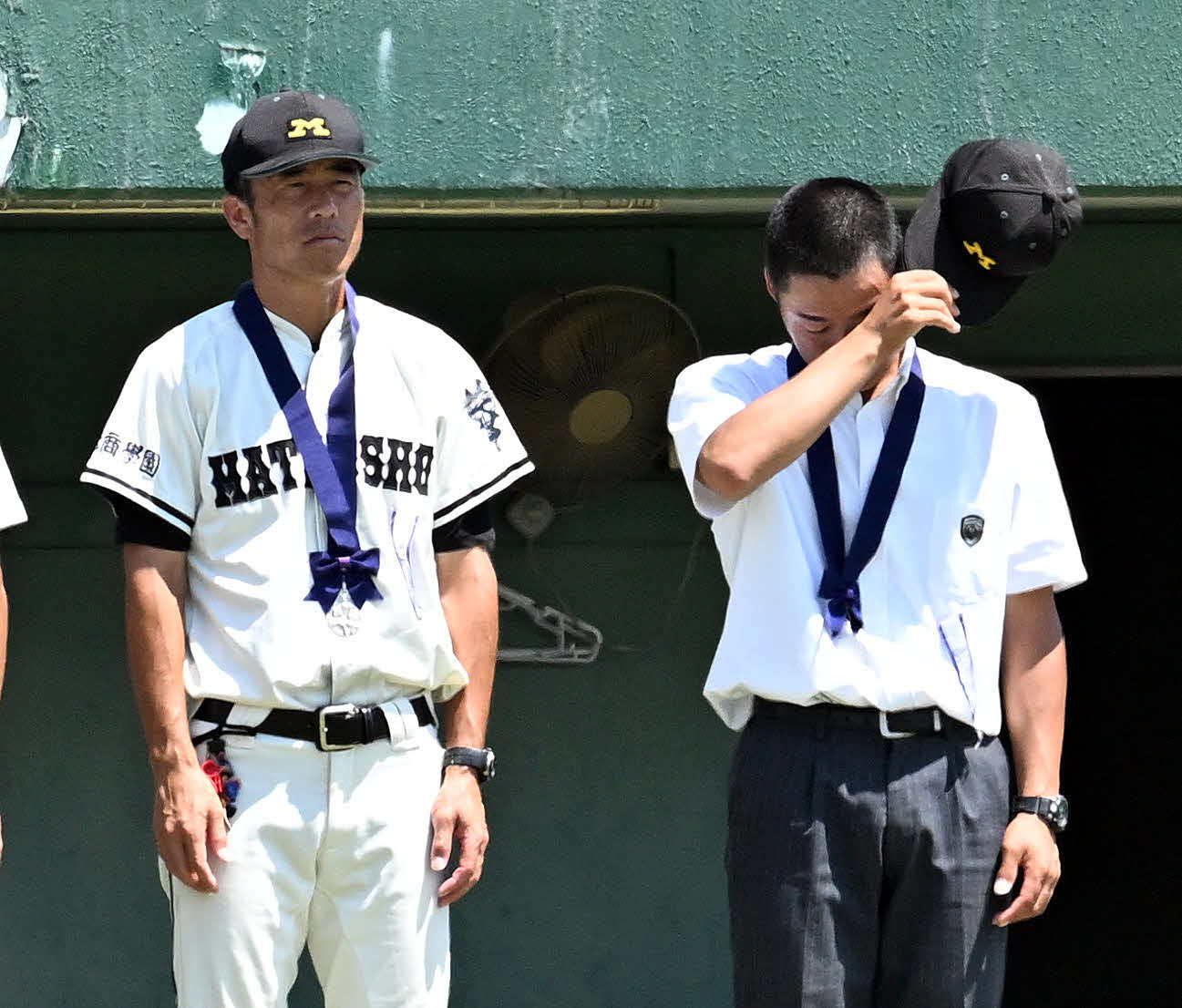 松商学園対上田西　表彰式で涙を流す松商学園・岩下記録員（右）と松宗監督（撮影・滝沢徹郎）
