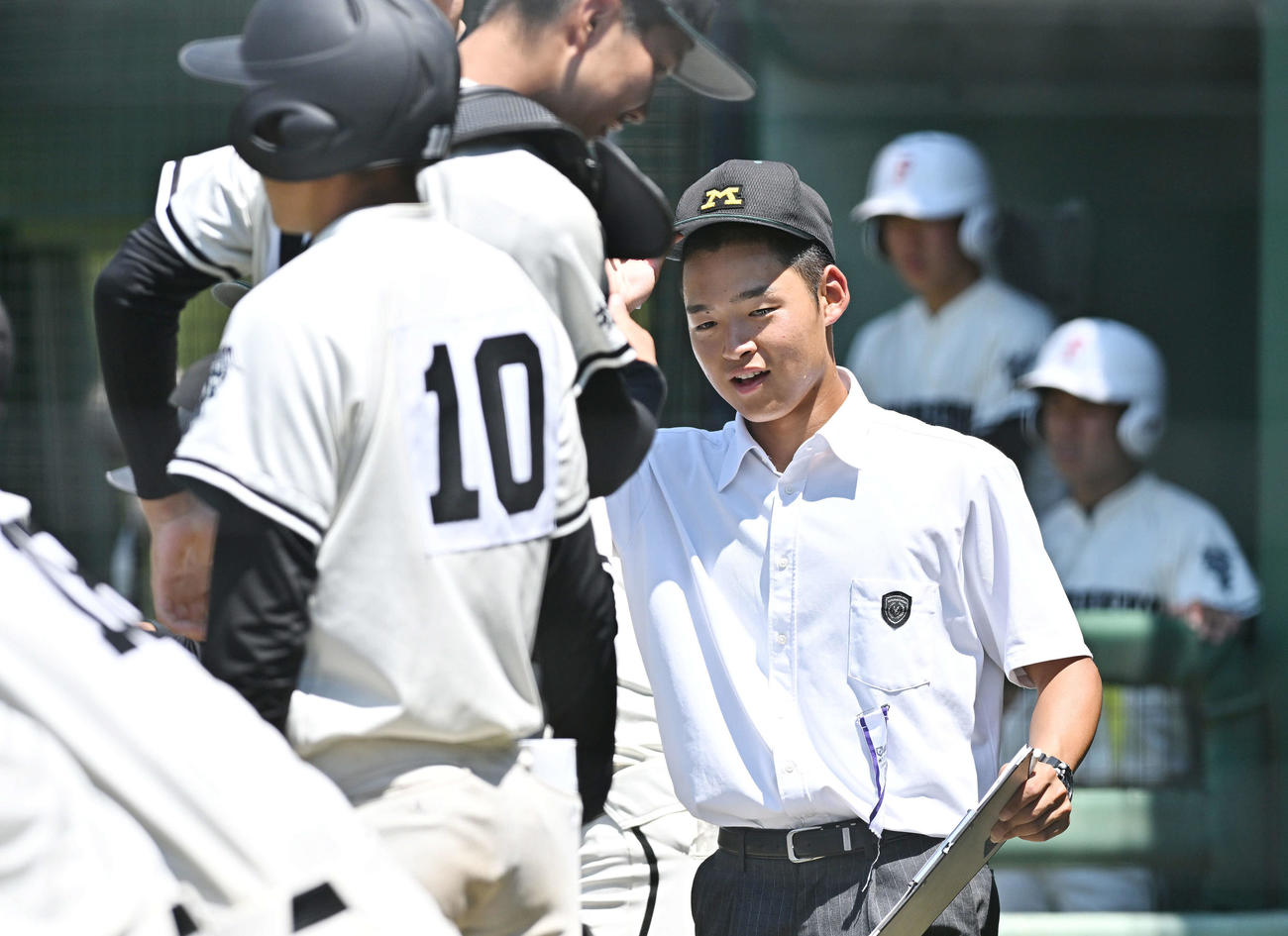 松商学園対上田西　ベンチで選手たちに声をかける松商学園・岩下記録員（右）（撮影・滝沢徹郎）