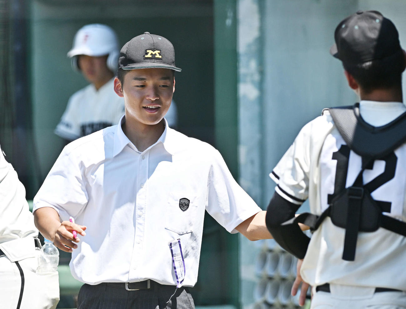 松商学園対上田西　ベンチで選手たちに声をかける松商学園・岩下記録員（左）（撮影・滝沢徹郎）