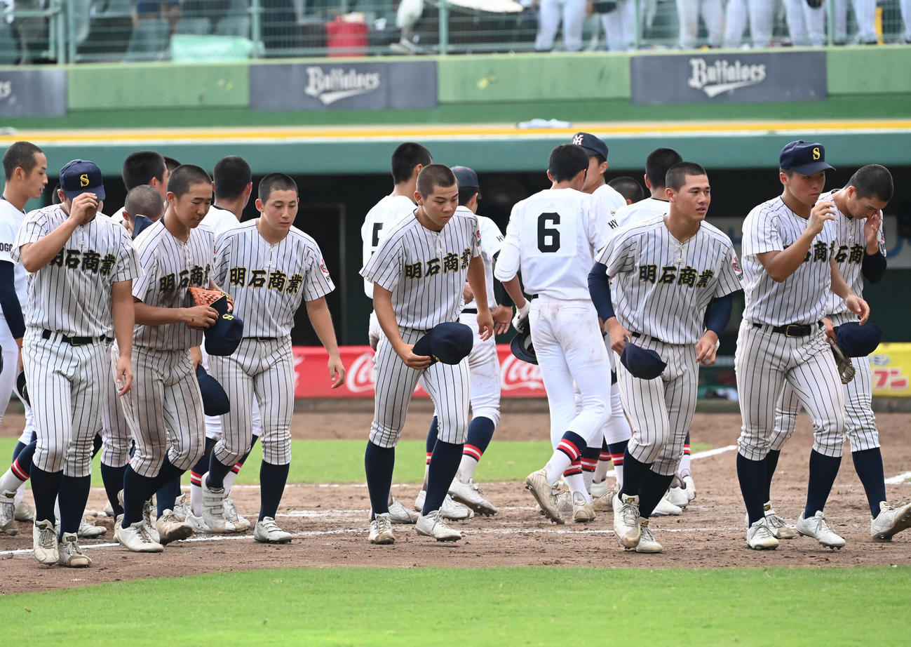 決勝で社に負け肩を落とす明石商ナイン（撮影・石井愛子）