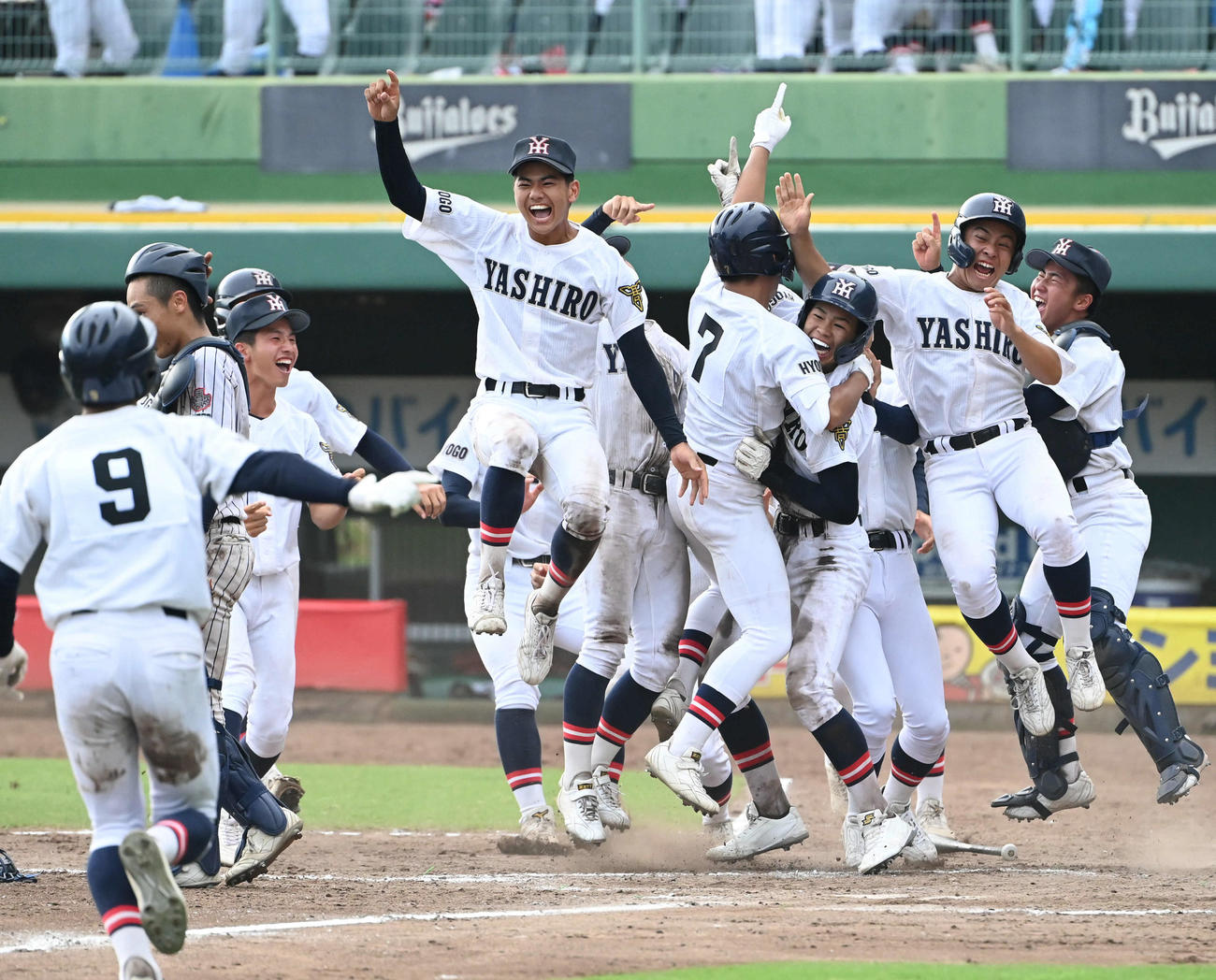 社対明石商　優勝し歓喜する社の選手たち（撮影・石井愛子）