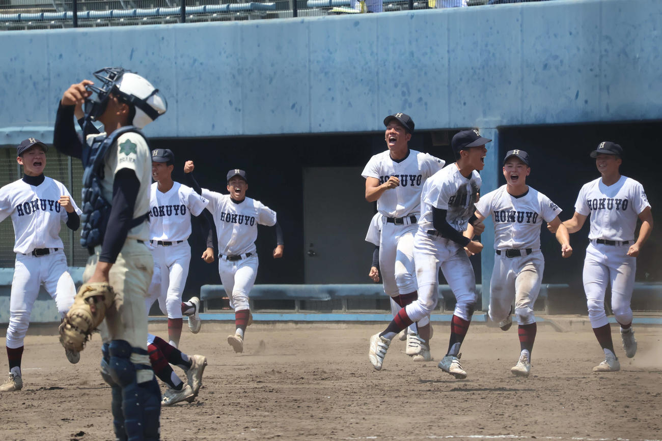 興国対関大北陽　サヨナラ勝利にベンチを飛び出す関大北陽の選手たち（撮影・安岡拓磨）
