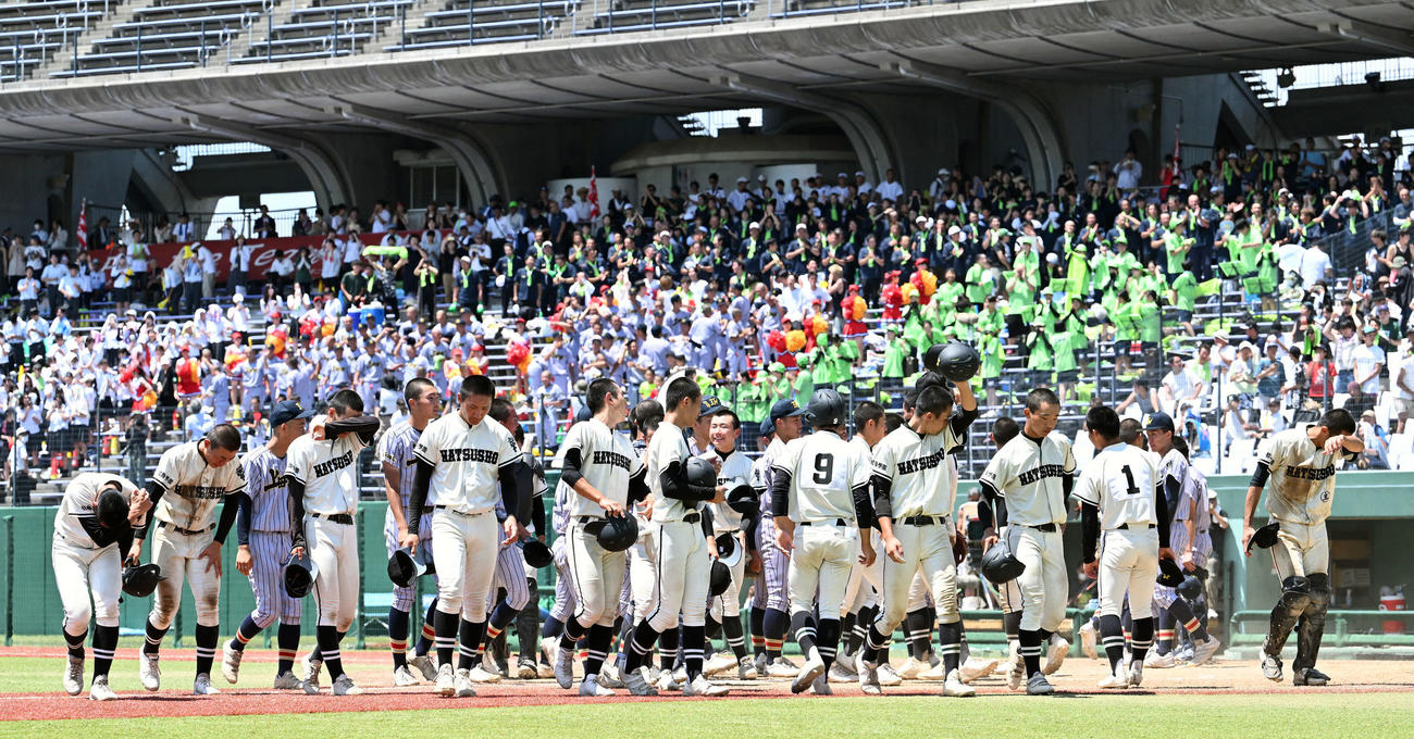 上田西対松商学園　試合に敗れ悔し涙を流す松商学園の選手たち（撮影・滝沢徹郎）