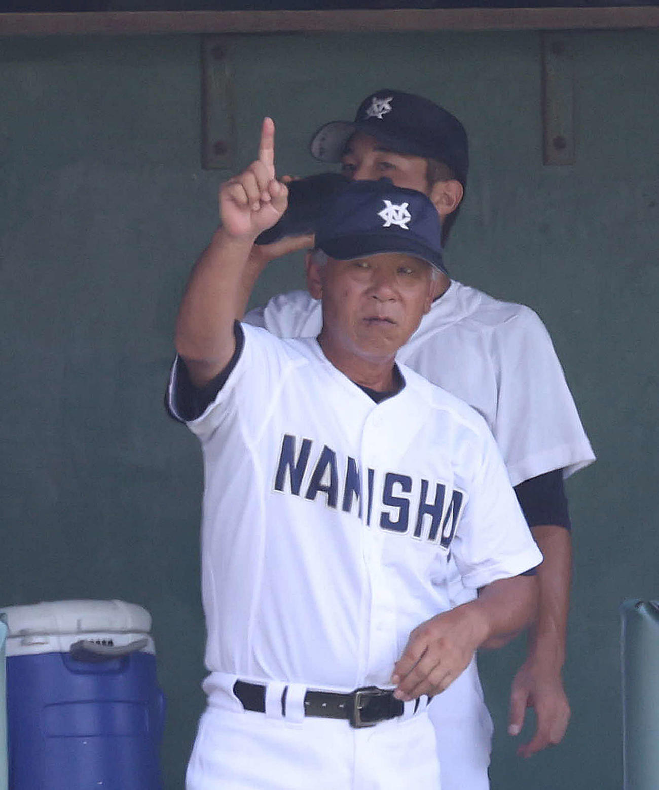 大体大浪商対大阪桐蔭　ナインに指示を出す大体大浪商・四田監督（撮影・白石智彦）