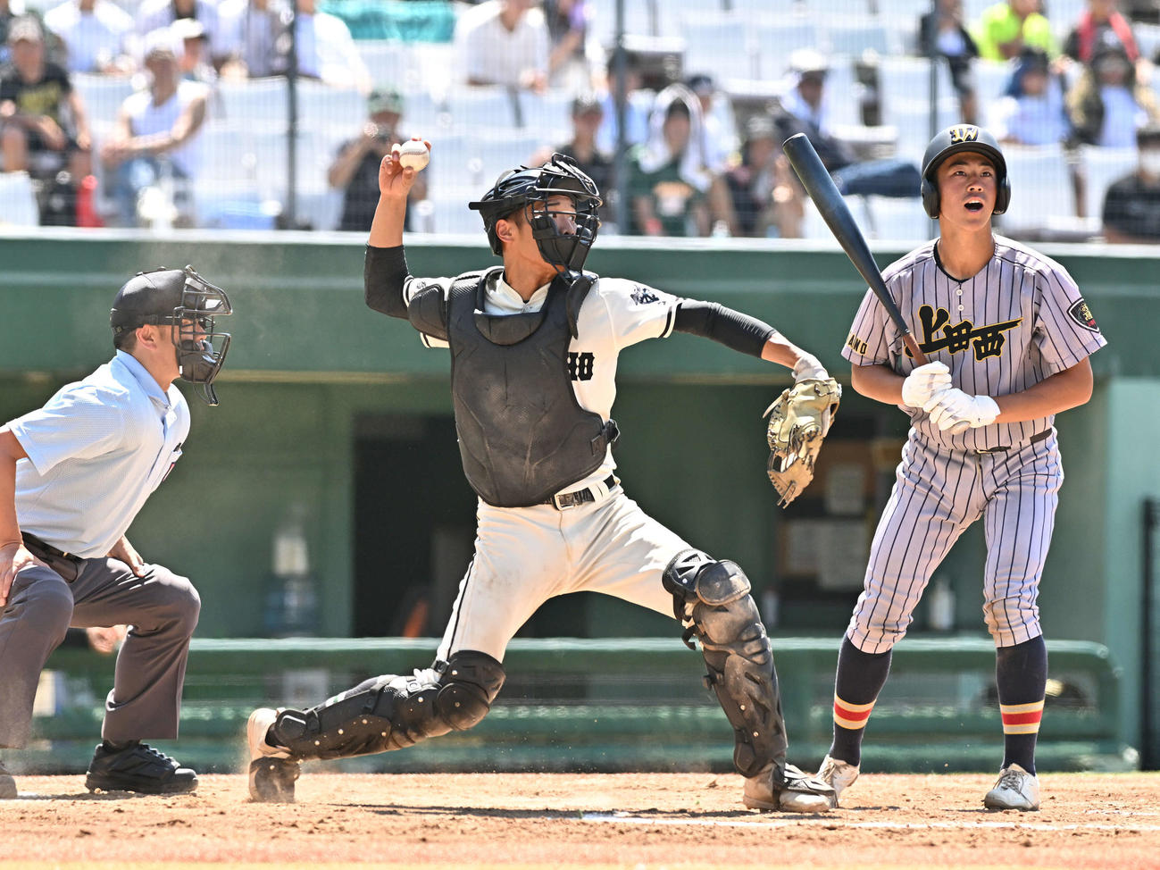 松商学園対上田西　2回裏上田西1死一塁、捕手前田（中央）は二盗を狙った木次を盗塁刺する（撮影・滝沢徹郎）