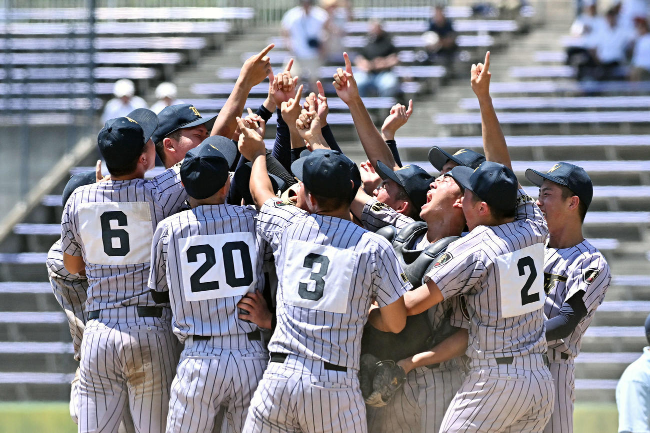 松商学園対上田西　優勝を決め喜びを爆発させる上田西の選手たち（撮影・滝沢徹郎）