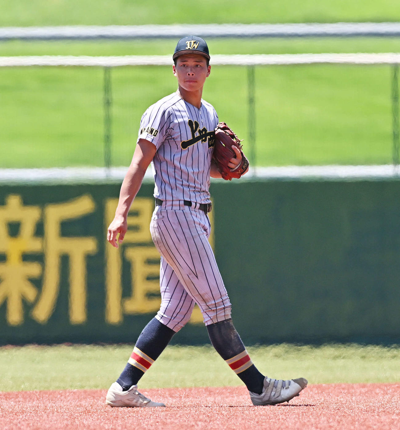 松商学園対上田西　8回表途中から上田西3番手で登板した横山は交代し再び遊撃の守備に就く（撮影・滝沢徹郎）