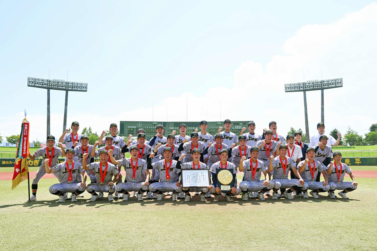松商学園対上田西　優勝を決め笑顔で写真に納まる上田西の選手たち（撮影・滝沢徹郎）