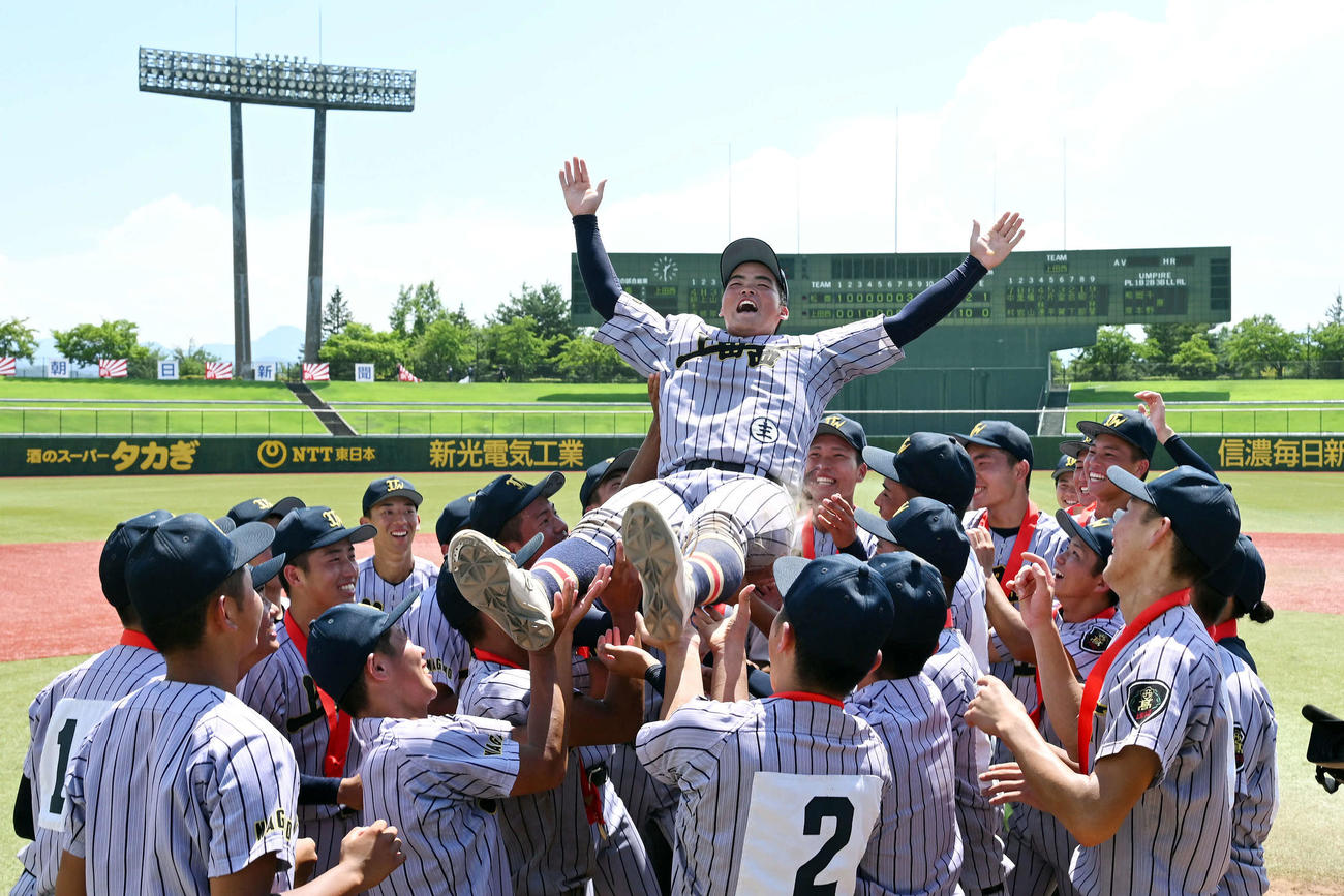 松商学園対上田西　優勝を決め胴上げされる上田西主将の室賀（撮影・滝沢徹郎）