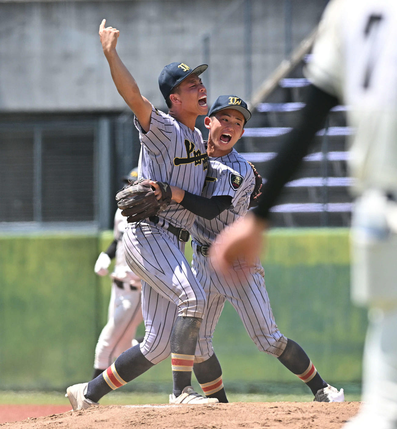 松商学園対上田西　　優勝を決め雄たけびを上げる上田西・横山（左）（撮影・滝沢徹郎）