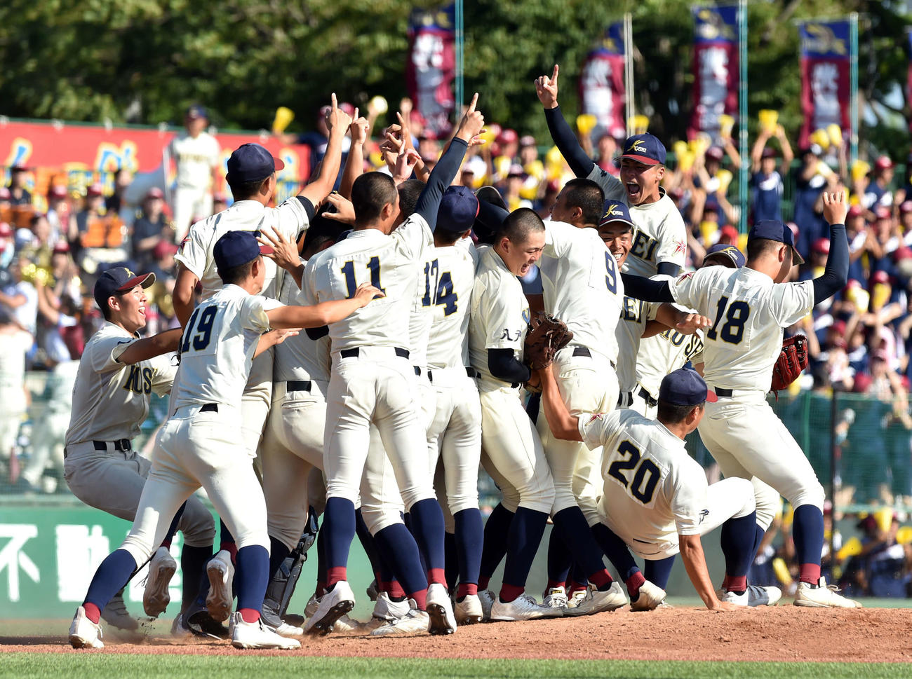八戸学院光星対八戸工大一　2年連続12度目の夏の甲子園出場を決め、マウンドで喜ぶ八戸学院光星ナイン（撮影・相沢孔志）