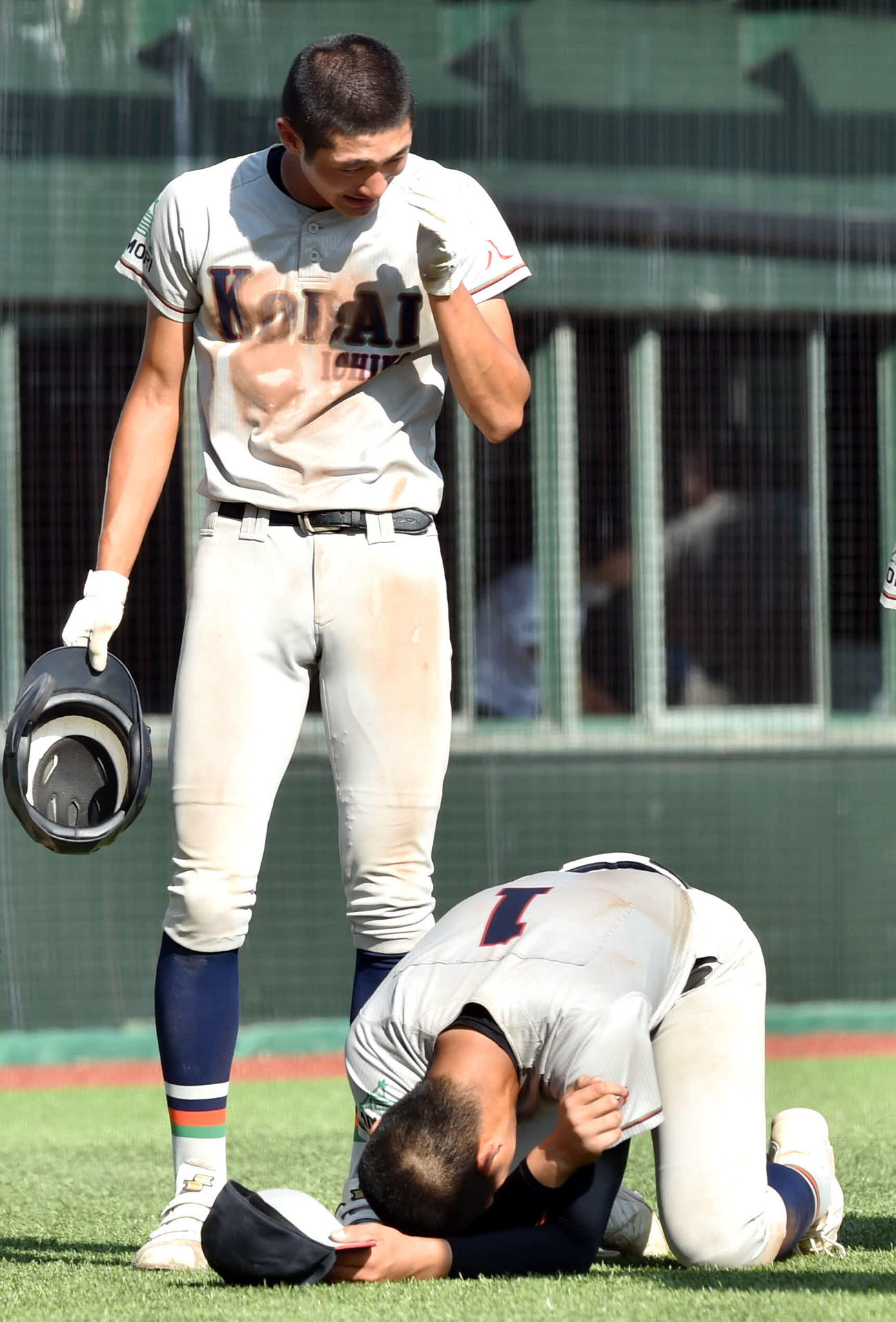 夏の甲子園出場を逃し、倒れ込んで涙を流す八戸工大一・金渕（右）