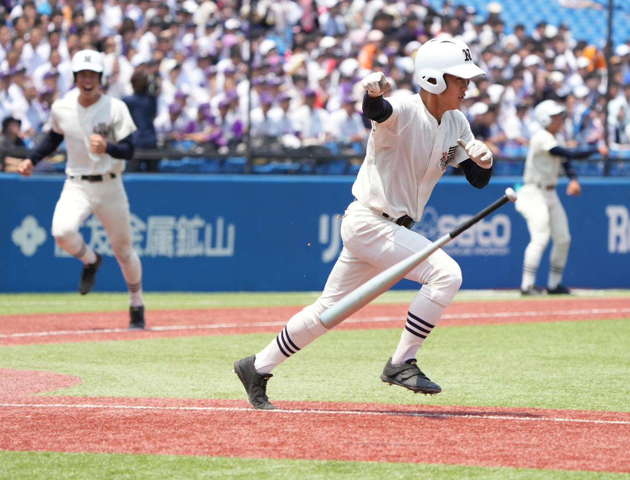 明大中野八王子対日大三　5回裏日大三2死満塁、池内（手前）は走者一掃の3点適時三塁打を放ちガッツポーズ（撮影・小沢裕）