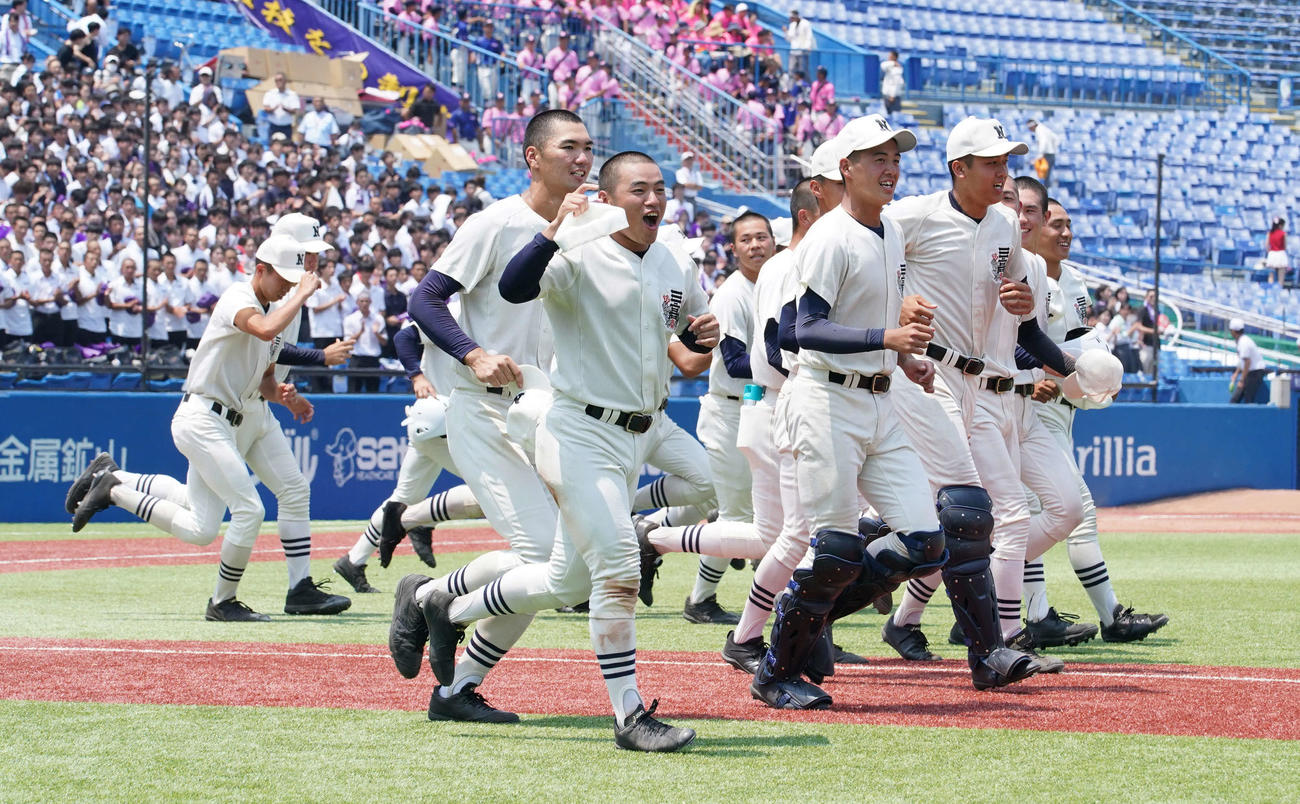 明大中野八王子対日大三　6回コールド勝ちで決勝進出を果たしスタンドに走り出す日大三ナイン（撮影・小沢裕）