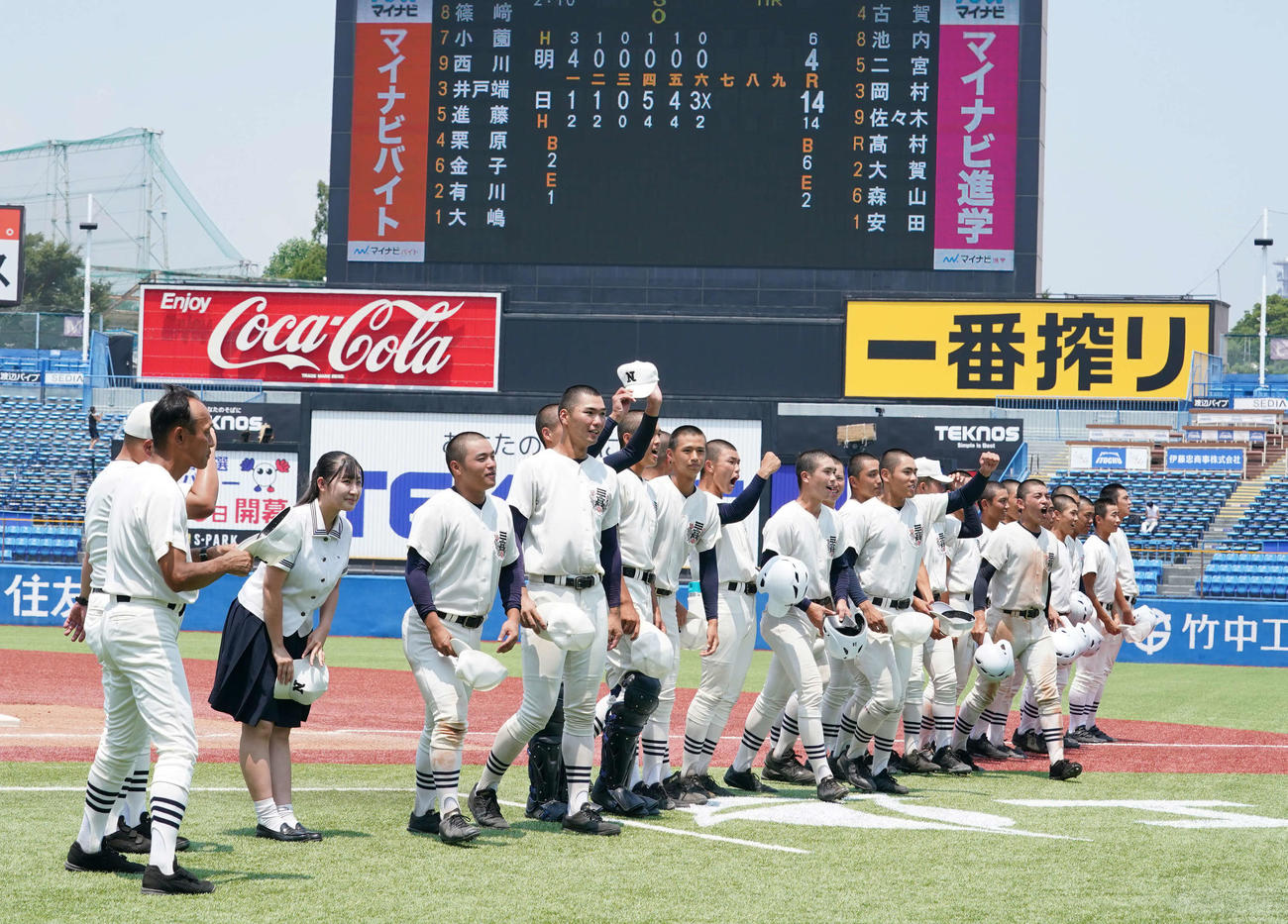 明大中野八王子対日大三　6回コールド勝ちで決勝進出を果たしスタンドにあいさつする日大三ナイン（撮影・小沢裕）