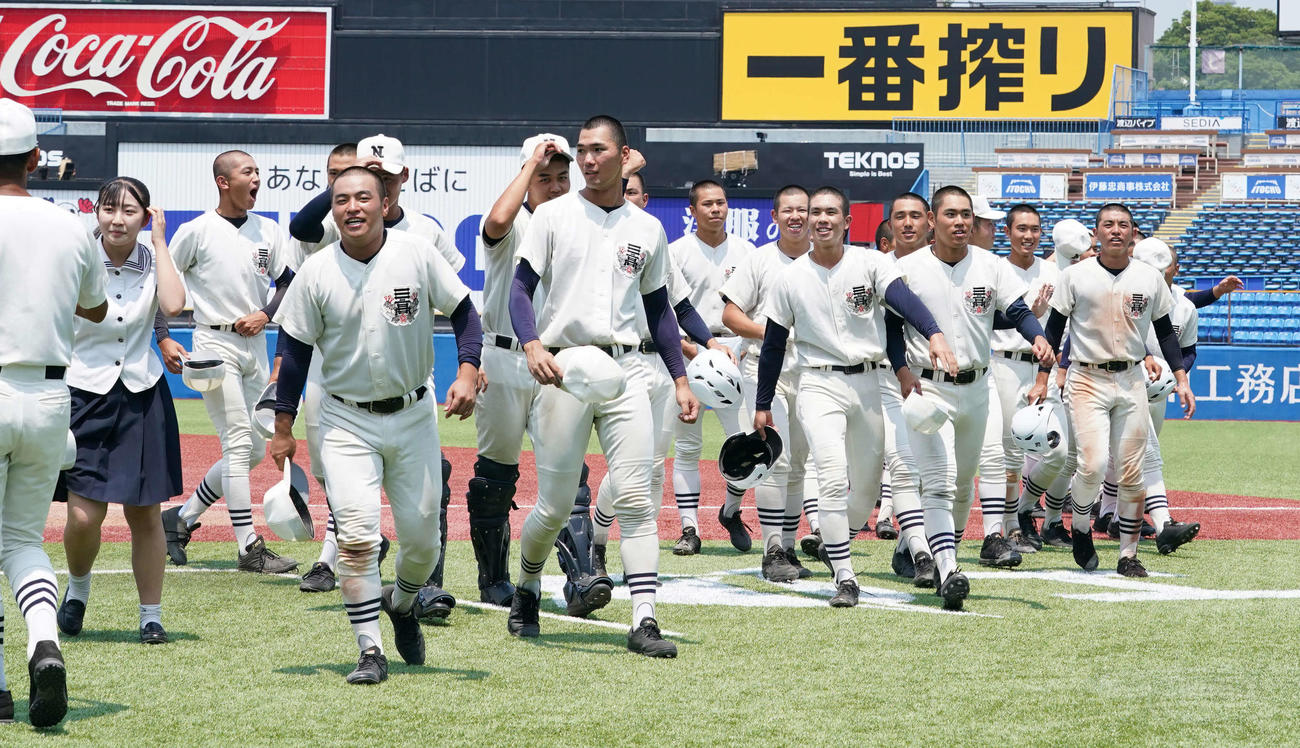 明大中野八王子対日大三　6回コールド勝ちで決勝進出を果たしスタンドにあいさつする日大三ナイン（撮影・小沢裕）