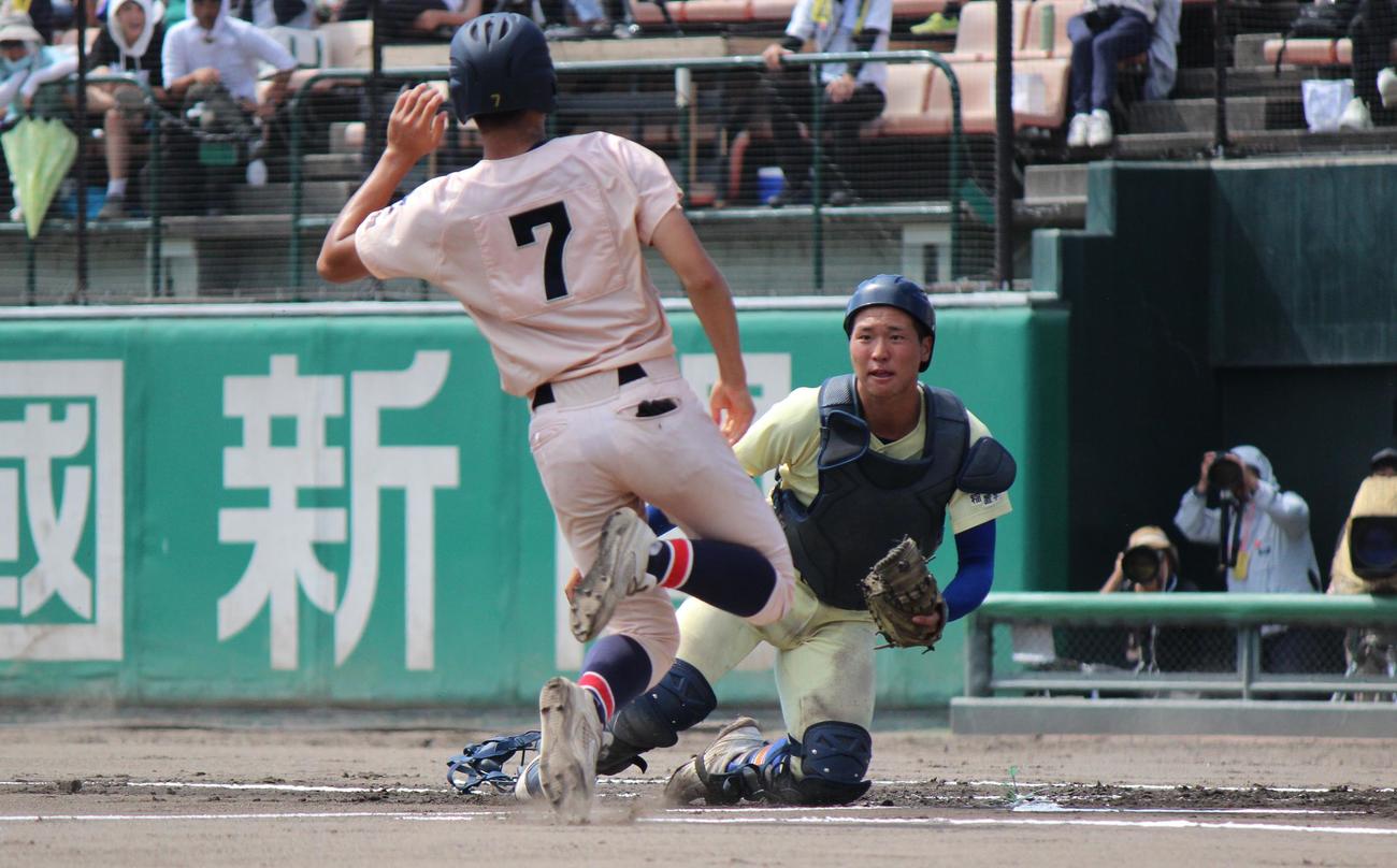 星稜対遊学館　6回、遊学館は勝ち越しを狙うも本塁憤死（撮影・柏原誠）