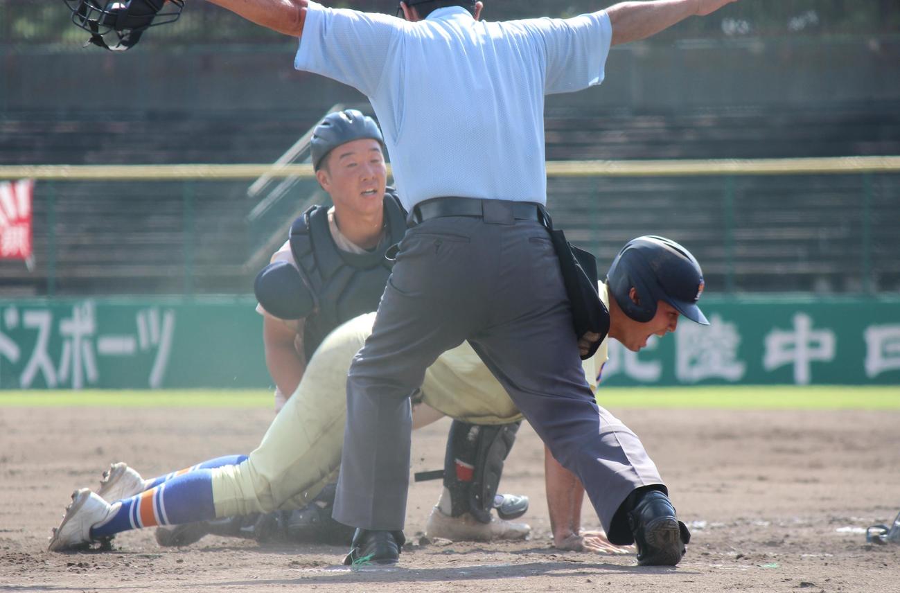 星稜対遊学館　8回、萩原獅士の中前打で決勝のホームに飛び込む星稜・萩（撮影・柏原誠）