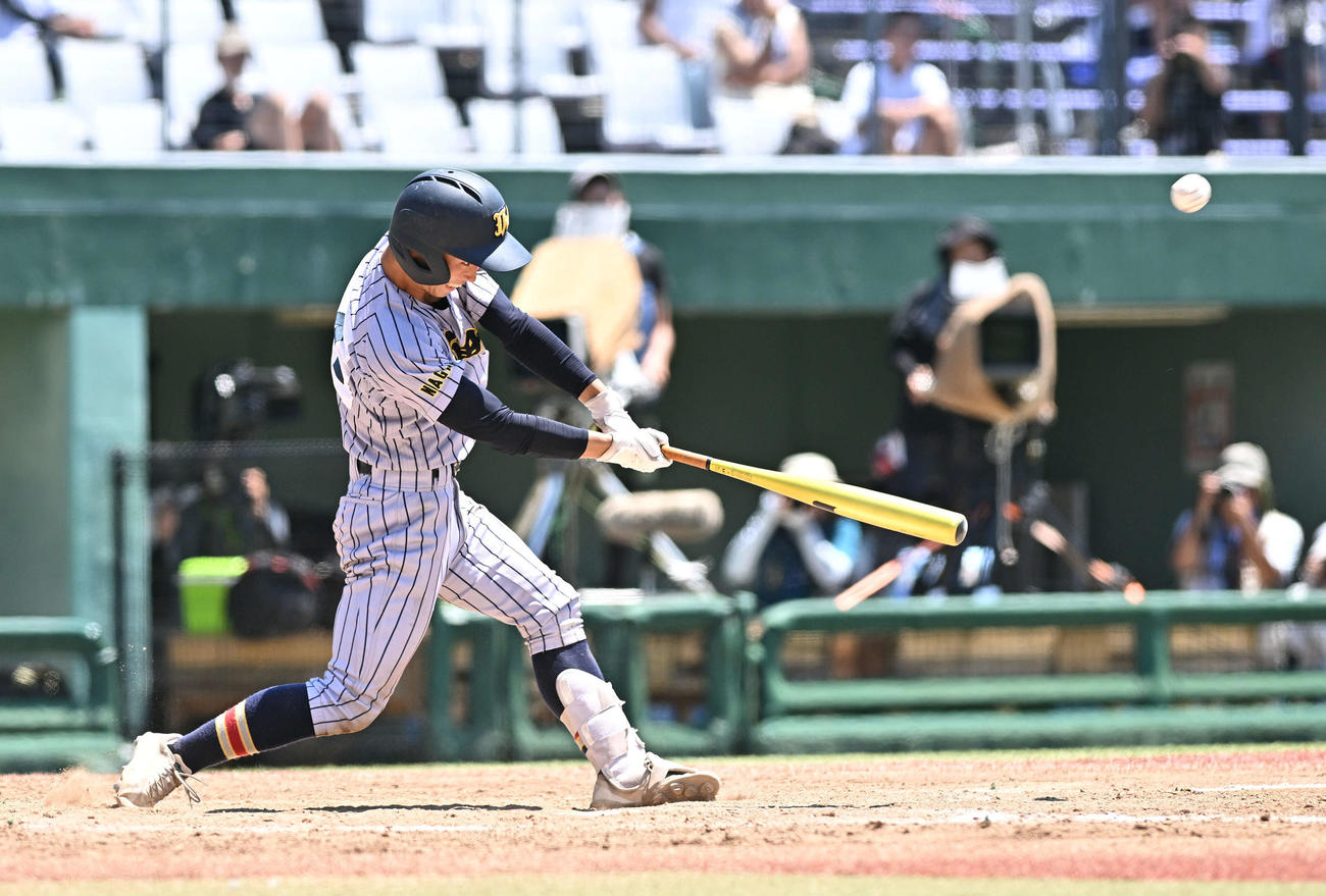 松商学園対上田西　8回裏上田西1死二塁、片平は左越え2点本塁打を放つ（撮影・滝沢徹郎）