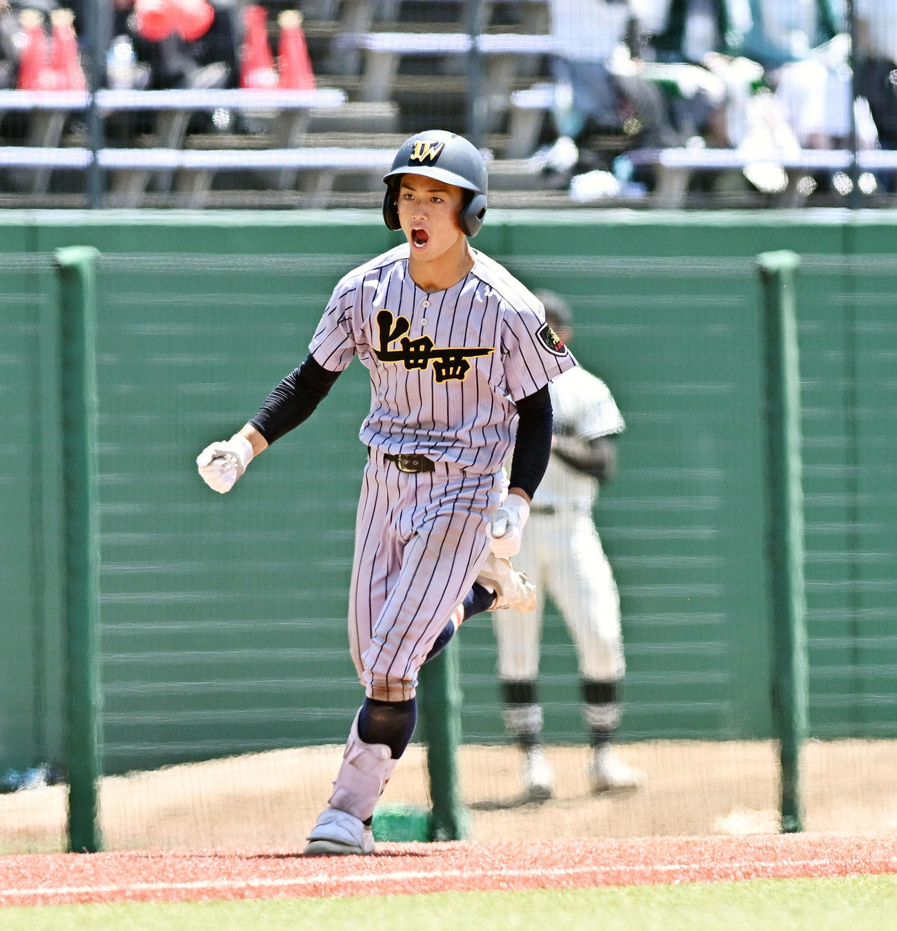 松商学園対上田西　8回裏上田西1死二塁、左越え2点本塁打を放った片平は気合の入った表情でダイヤモンドを1周する（撮影・滝沢徹郎）